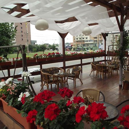 Hotel Flormang Крайова Экстерьер фото