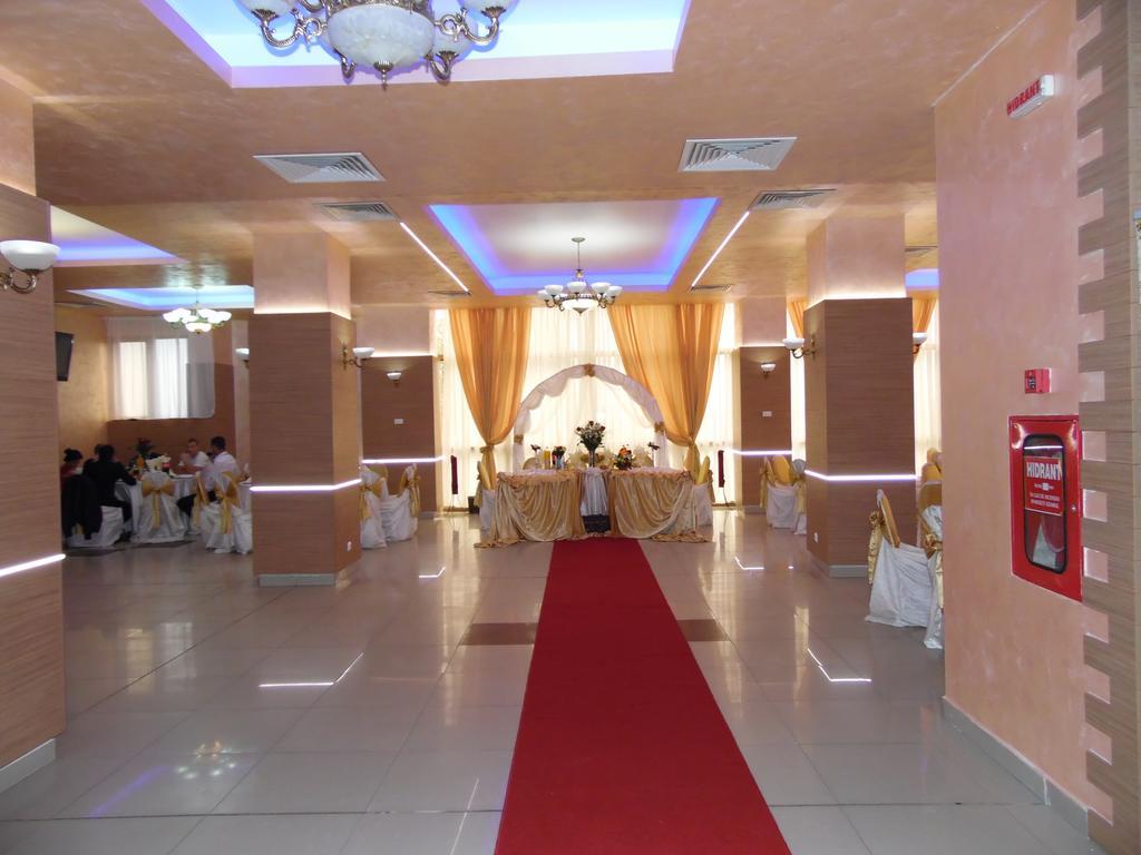 Hotel Flormang Крайова Экстерьер фото