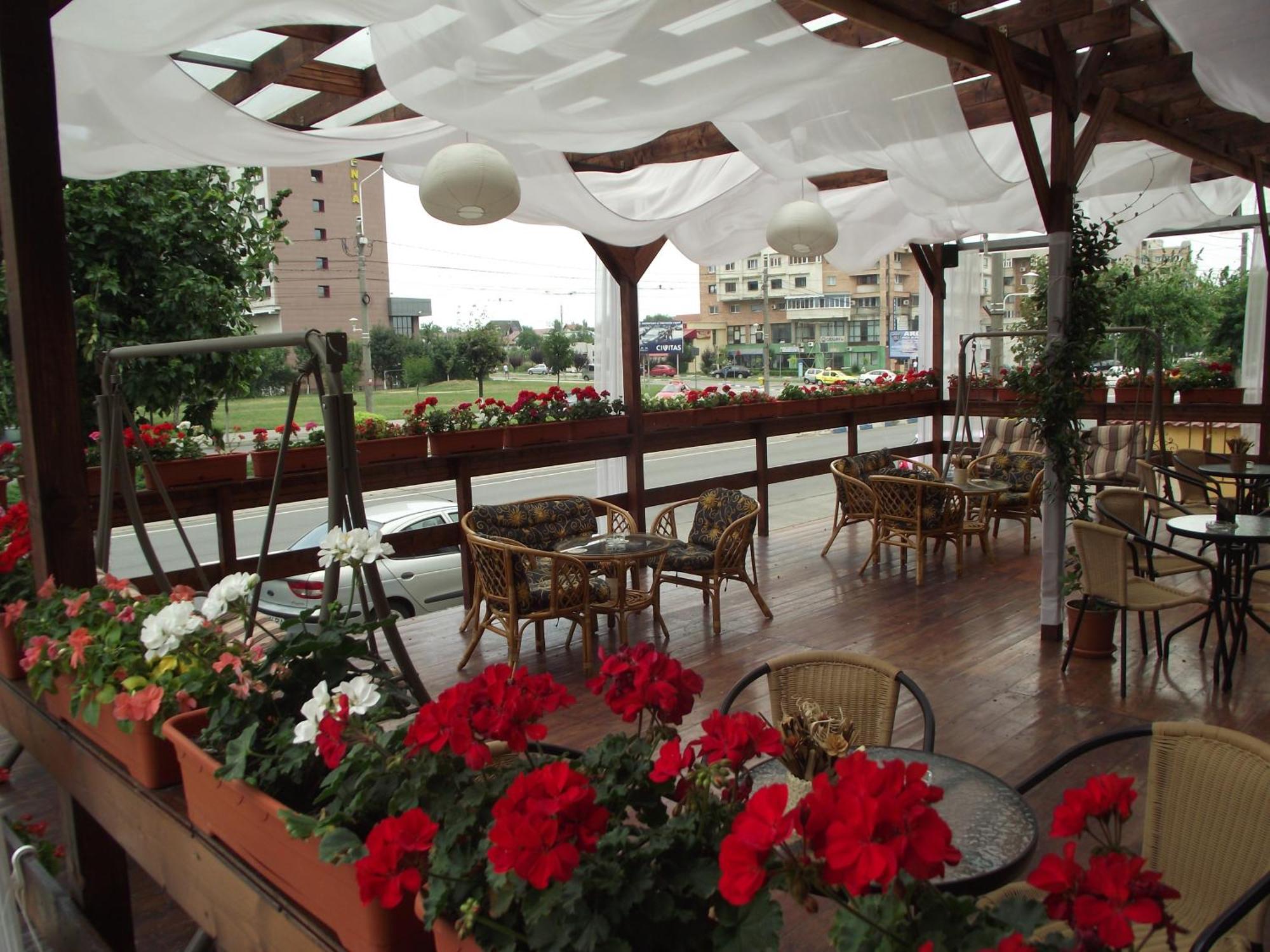 Hotel Flormang Крайова Экстерьер фото