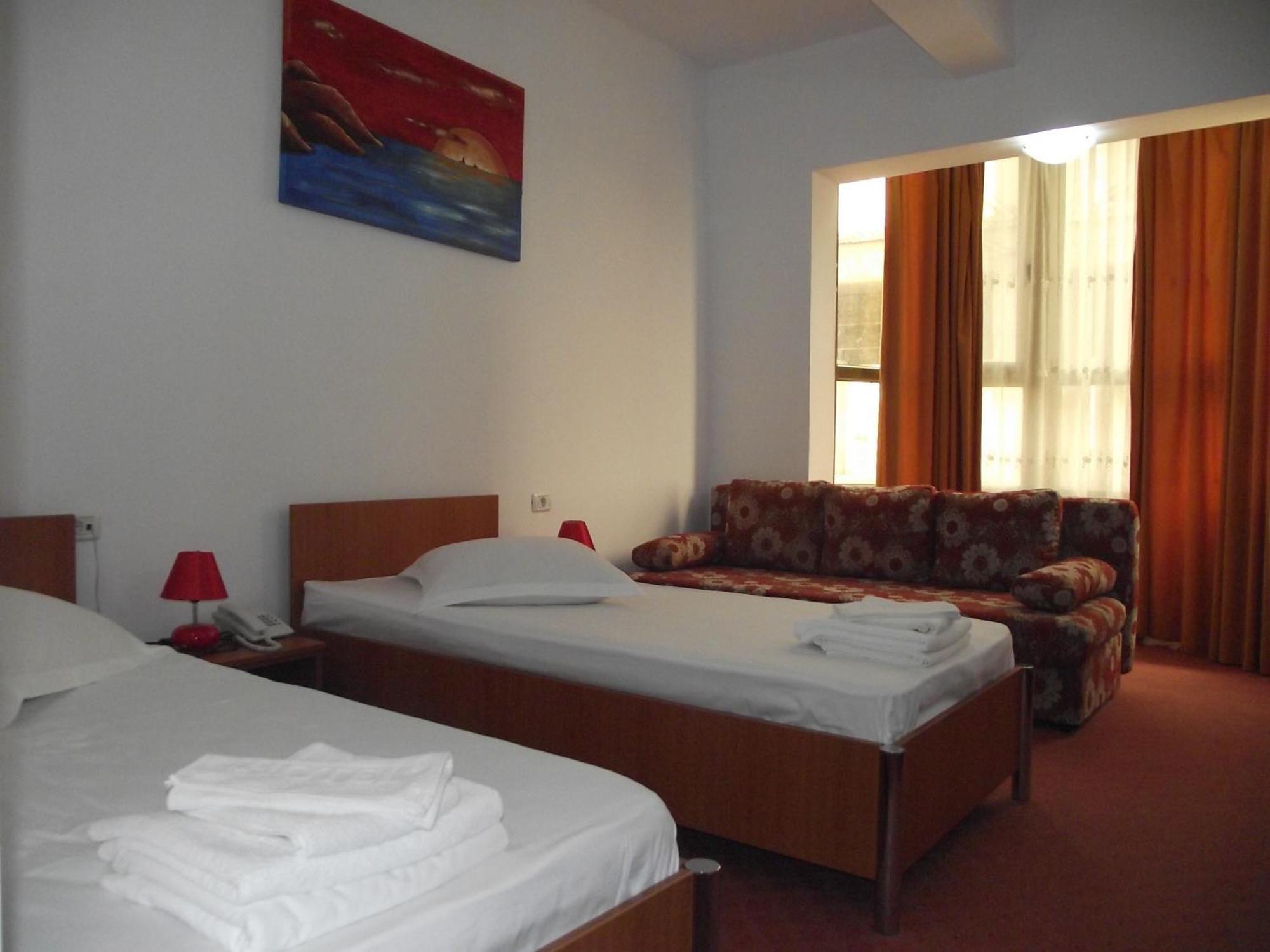 Hotel Flormang Крайова Экстерьер фото
