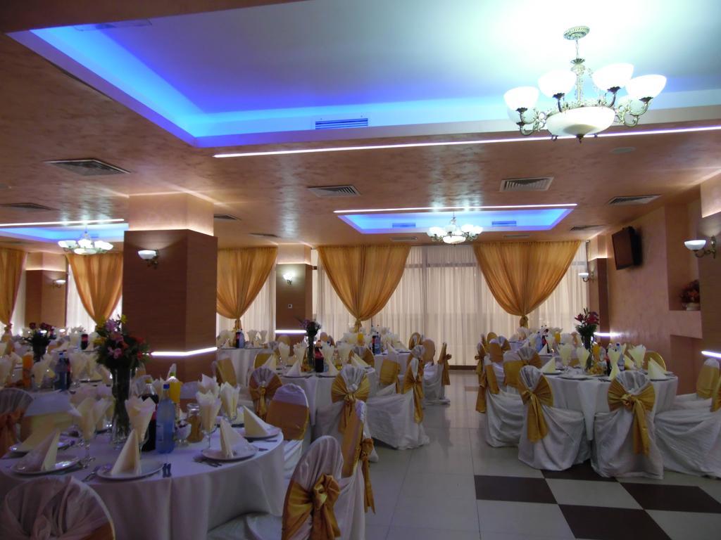 Hotel Flormang Крайова Экстерьер фото