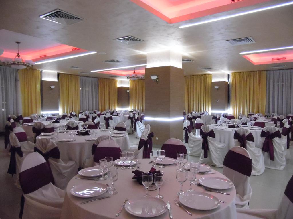 Hotel Flormang Крайова Экстерьер фото