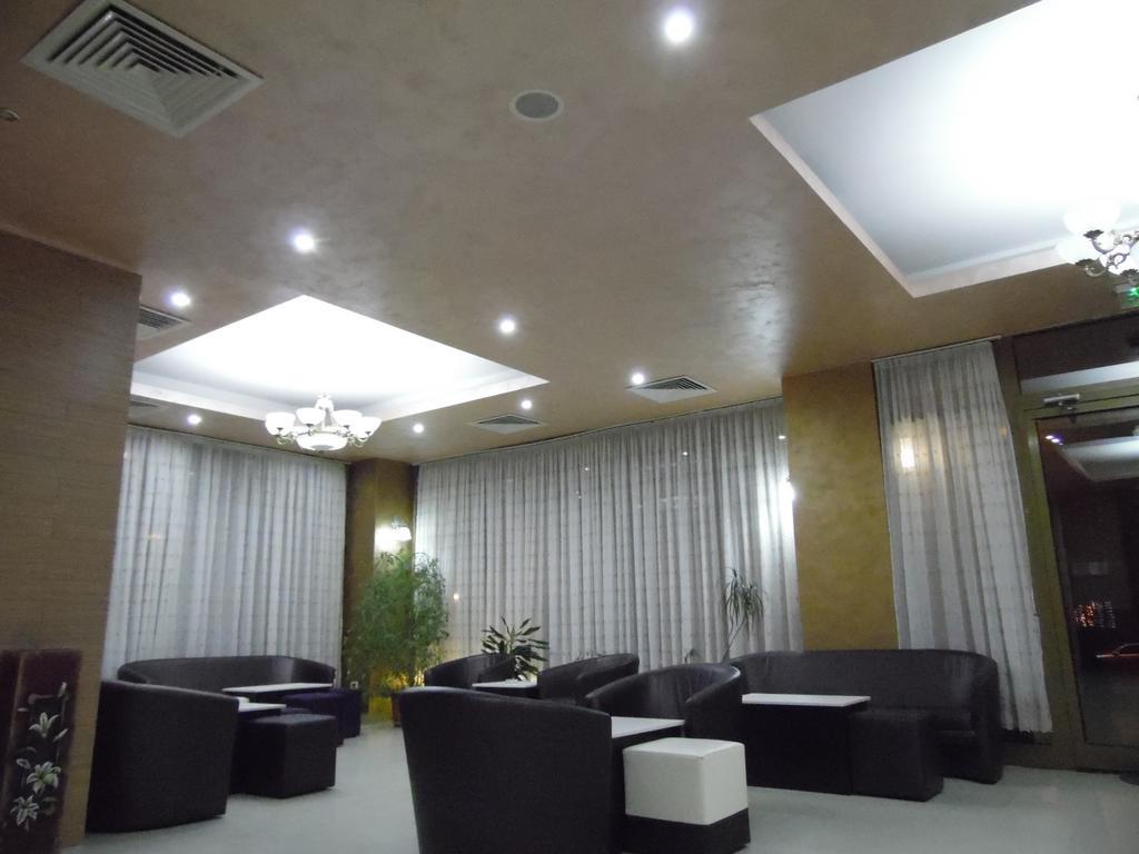 Hotel Flormang Крайова Экстерьер фото