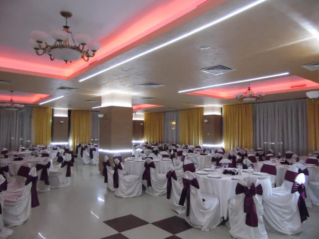 Hotel Flormang Крайова Экстерьер фото