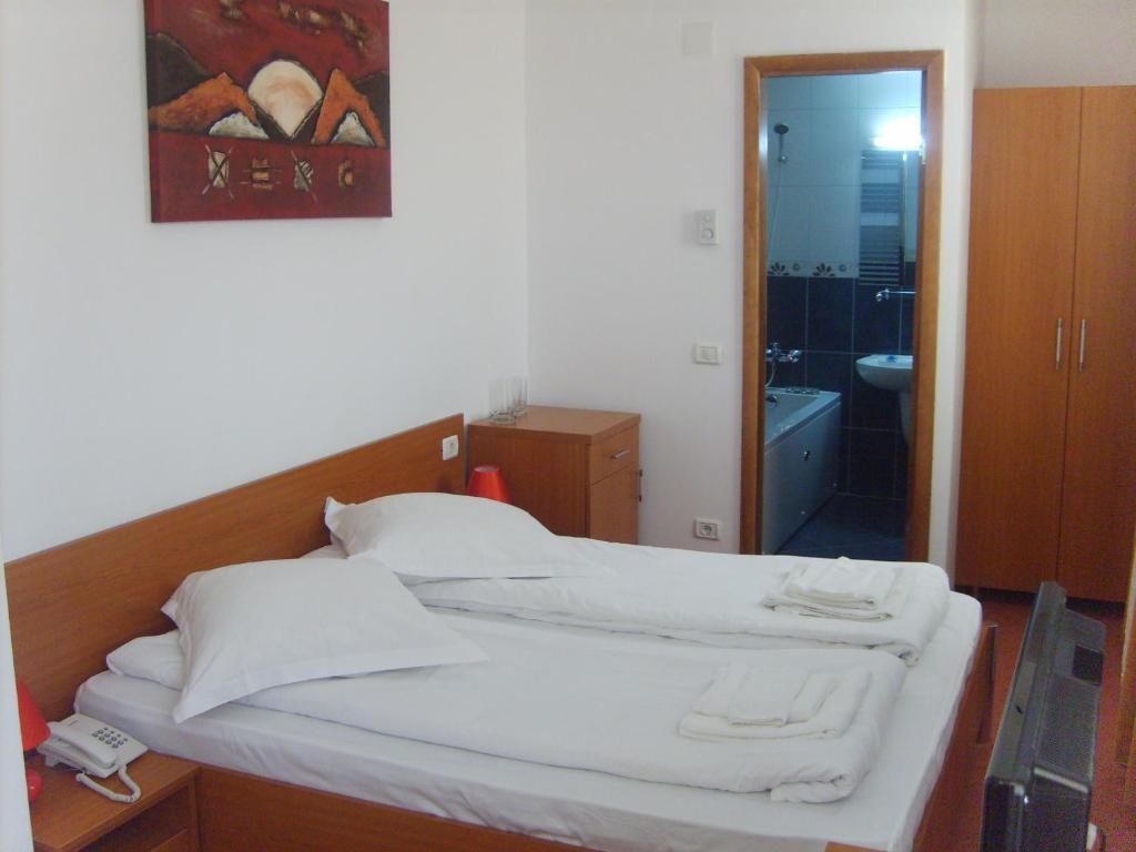 Hotel Flormang Крайова Номер фото