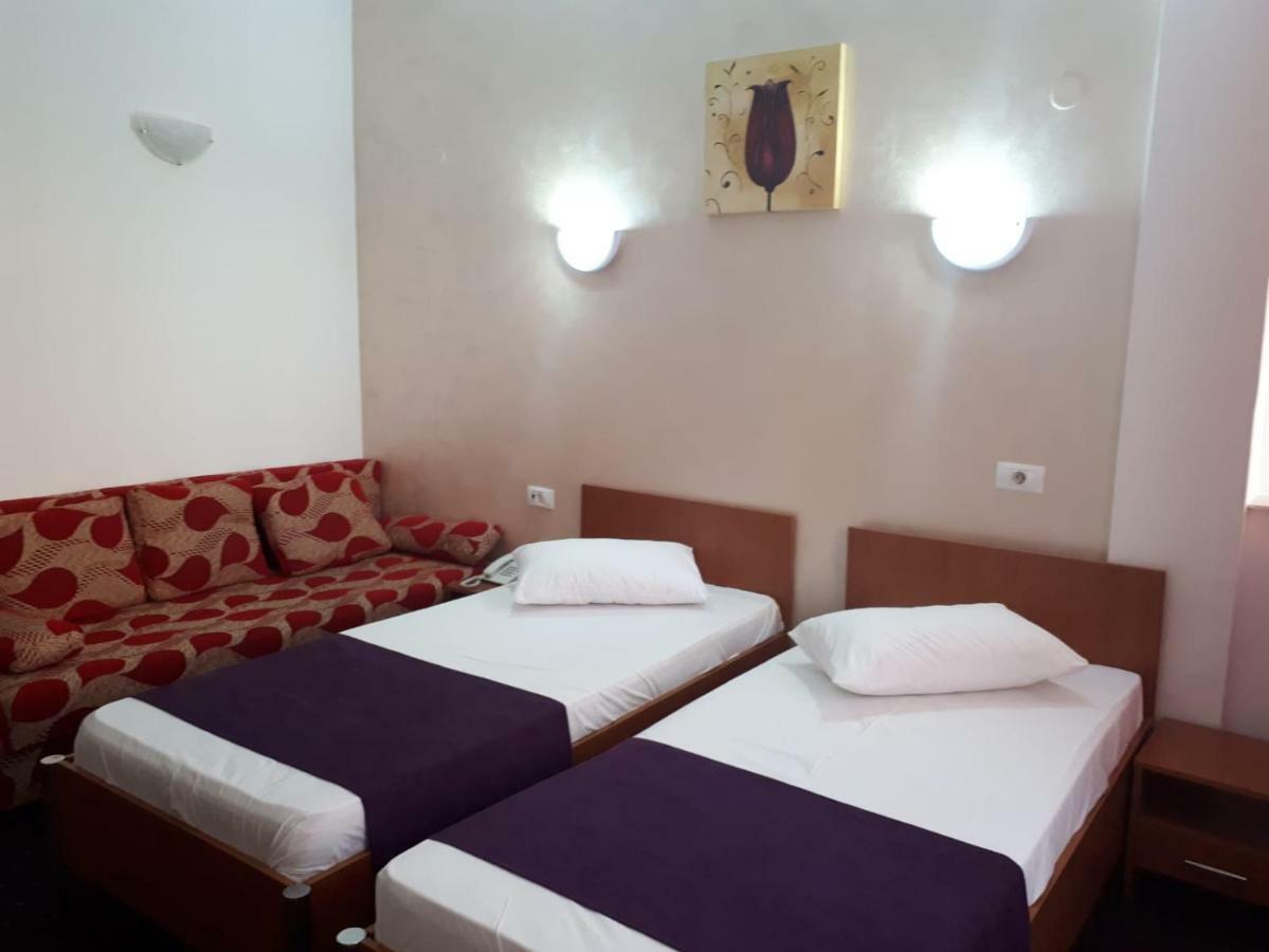 Hotel Flormang Крайова Экстерьер фото