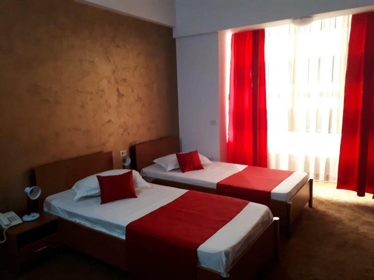 Hotel Flormang Крайова Экстерьер фото