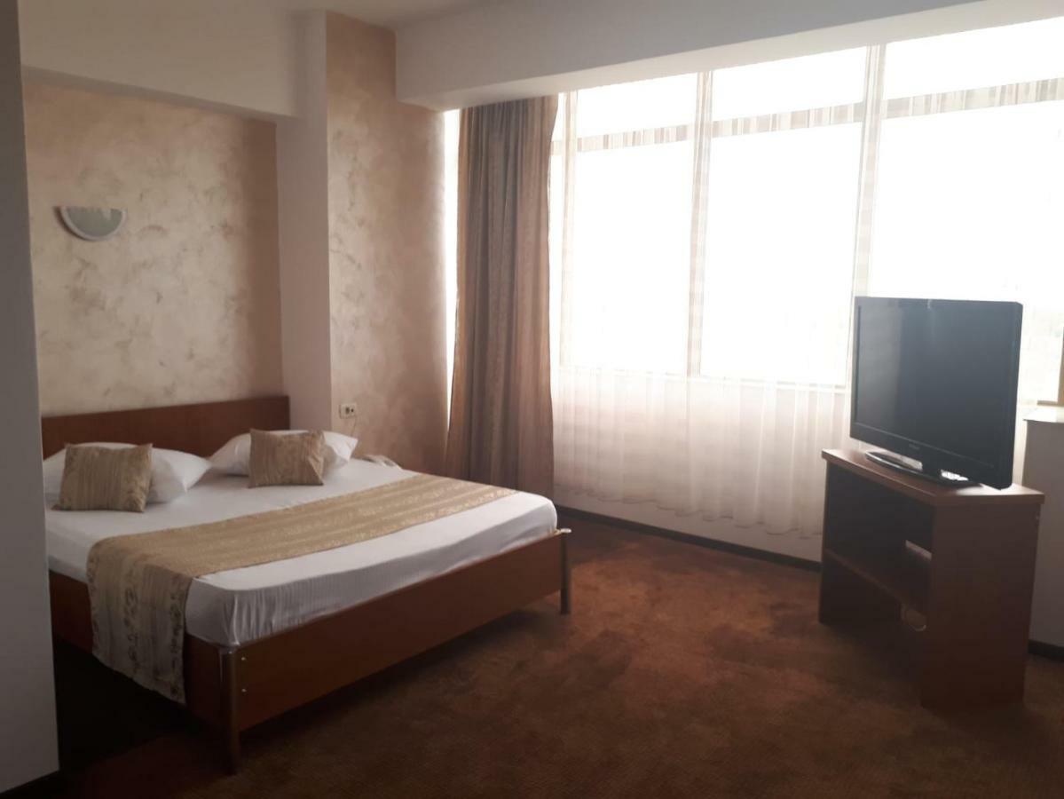 Hotel Flormang Крайова Экстерьер фото