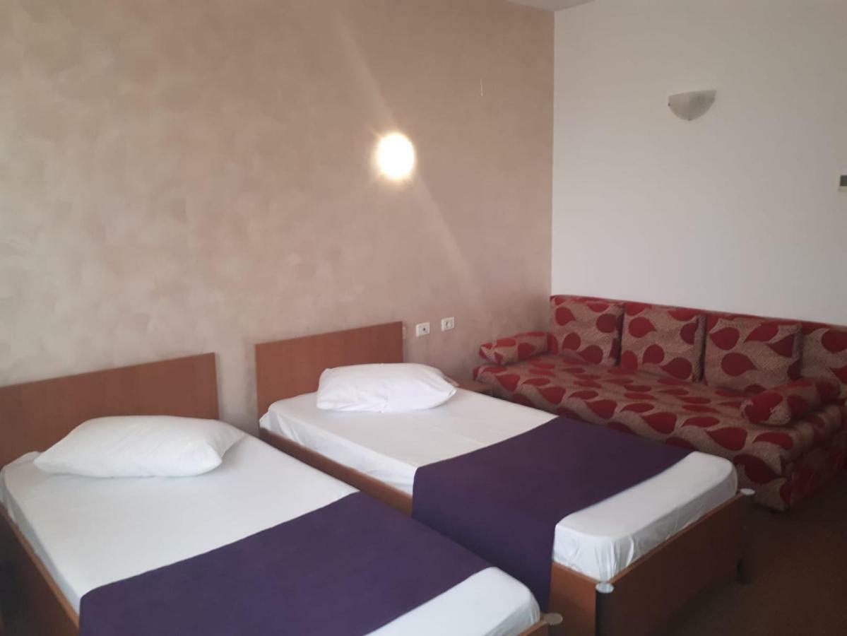 Hotel Flormang Крайова Экстерьер фото
