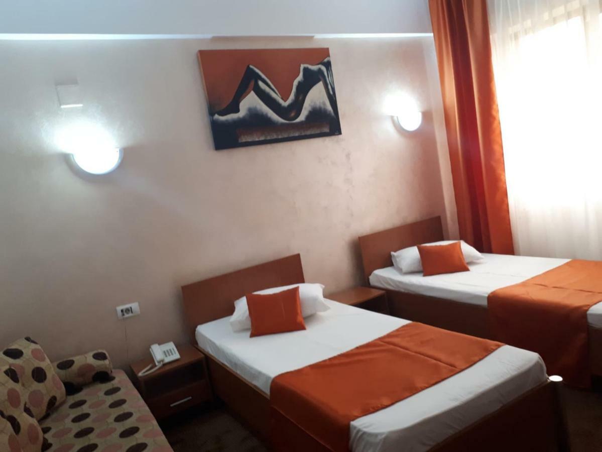 Hotel Flormang Крайова Экстерьер фото
