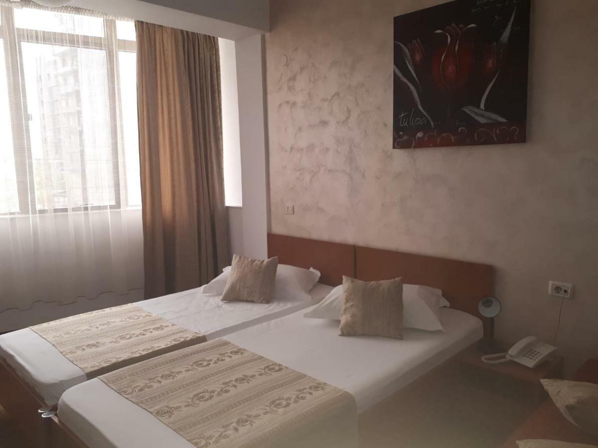Hotel Flormang Крайова Экстерьер фото