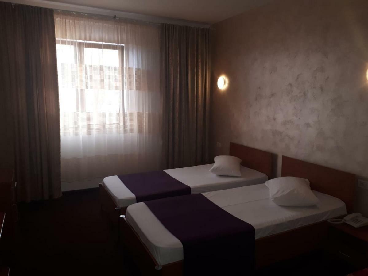 Hotel Flormang Крайова Экстерьер фото