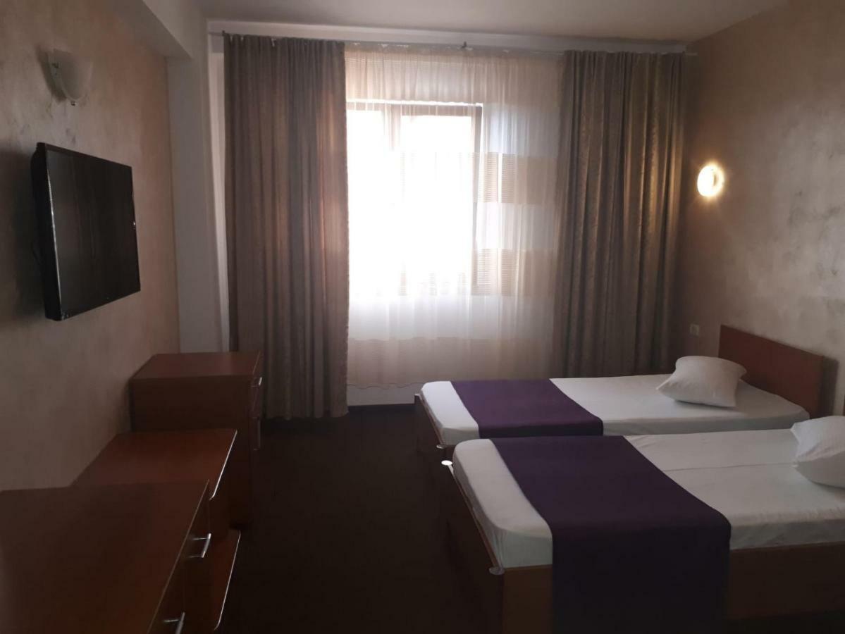 Hotel Flormang Крайова Экстерьер фото